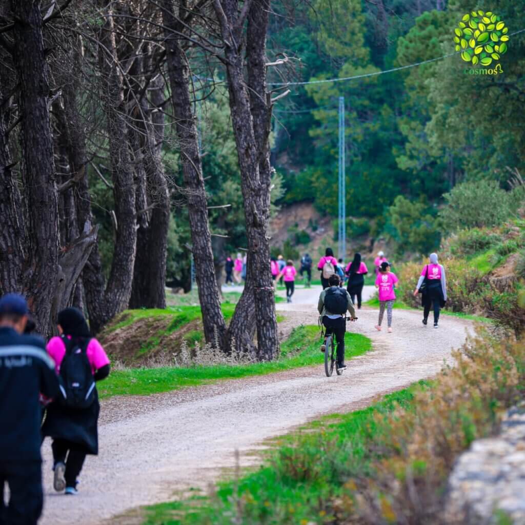 groupe de femmes coureuses dans. le parcours de la course de l'évènement TRAILLE 2024 de Dar El Ain