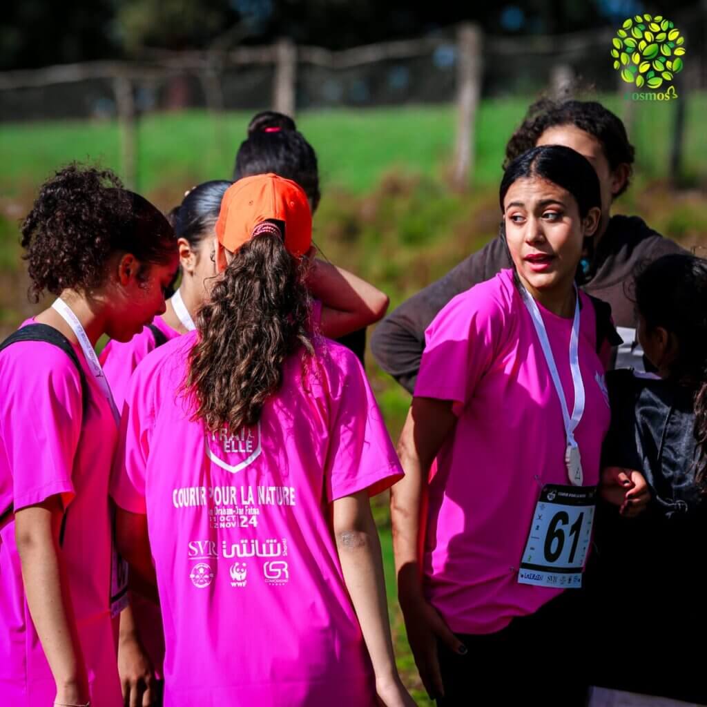 groupe de femmes coureuses portant le maillot de la course de l'évènement TRAI'ELLE 2024 en plein circuit dans la forêt du Nord Ouest