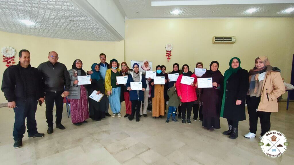 photo collective des femmes gérantes des tables d'hôte  chez l'habitant de Dar El Ain portant leurs certifications à la main après la formation dans le centre sectoriel des techniques hôtelières de Tabarka